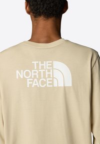 The North Face EASY TEE - Camiseta estampada - gravel