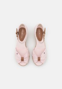 Sandali espadrillas a righe rosa e bianche con dettaglio a fiocco davanti, inserti in pelle e una fibbia color tan. Sole piatto per il massimo comfort.