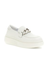 Sneaker bianca con tomaia in pelle liscia, caratterizzata da un accento a catena e un tallone testurizzato. Suola bianca spessa con screziature verticali.