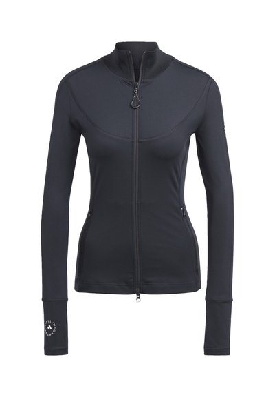 Chaqueta negra de manga larga con cremallera, hecha de material elástico. Cuenta con un cuello alto, bolsillos laterales y agujeros para los pulgares en los puños de las mangas.