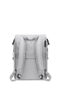 Sac à dos en toile grise avec des bretelles réglables, une poignée supérieure, des zips doubles et des coutures renforcées. Design rectangulaire simple avec une finition texturée.