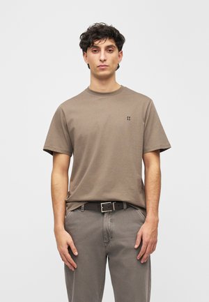 CORE CONTRAST - Lihtne T-särk - mountain grey brown