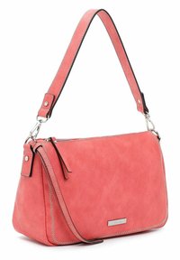 Sac à bandoulière en daim rose corail avec fermeture éclair argentée, bandoulière détachable et couture blanche en zigzag le long des bords.