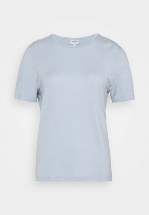 Lys blå kortærmet t-shirt lavet af blødt stof, med rund halsudskæring og lige kant. Enkelt design uden mønstre eller detaljer.