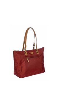 Borsa tote rossa in nylon con due manici in pelle marrone, dotata di una tasca frontale con zip e una patch con logo sul retro.