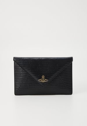 Musta kirjekuorimuotoinen clutch- laukku, joka on valmistettu teksturoitua keinopäällysteistä krokotiilinnahkaa. Laukussa on kullanvärinen logo keskellä ja vino läppäkiinnitys.