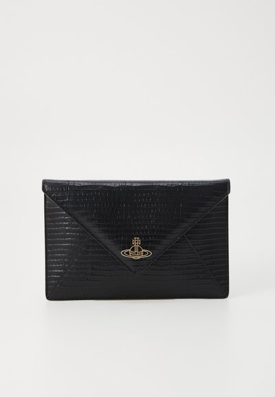 Clutch noir en forme d'enveloppe fabriquée en simili-crocodile texturé, avec un accent en logo doré au centre et une fermeture à rabat diagonal.