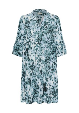 Rochie cu model floral în nuanțe de albastru deschis și verde teal. Mâneci evazate, decolteu în formă de V, volane stratificate, realizată dintr-un material ușor și fluid.