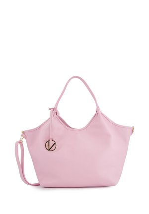 Lichtroze zachte leren tote tas met bovenhandvatten, afneembare schouderriem en een ronde gouden hanger die dicht bij de bovenrand hangt.
