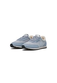 Sneaker azzurro chiaro con tomaia in suede e tessuto, dotate di una soffice fodera, chiusura con lacci e suola in gomma nera. Dettaglio del logo sobrio sulla linguetta.