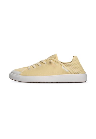 Baskets basses beiges avec semelle blanche, dessus en toile, fermeture à lacets et panneau de talon à motif en maille, vues de profil sur fond blanc.