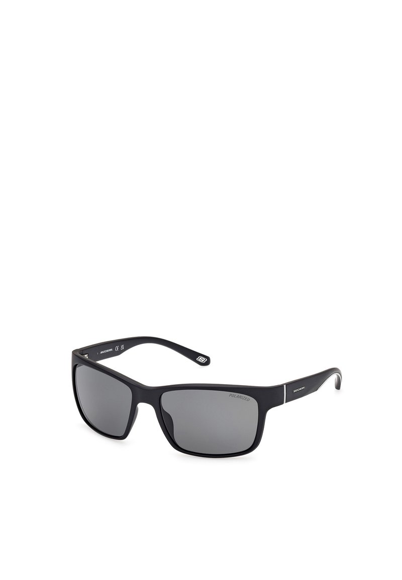 Gafas de sol polarizadas negras con montura cuadrada, lentes grises, acabado mate, varillas delgadas y un sutil logo en las patillas.