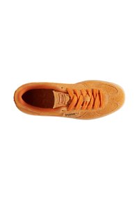 Sneaker in suede arancione con una texture liscia, dotato di punta arrotondata, lacci piatti e un'etichetta con logo sul lato.