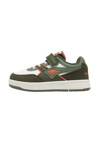 Grüner und weißer Sportschuh mit einem Klettverschlussriemen, Wildlederakzenten, strukturiertem Futter und orangen Details an der Seite. Weiche Gummisohle.