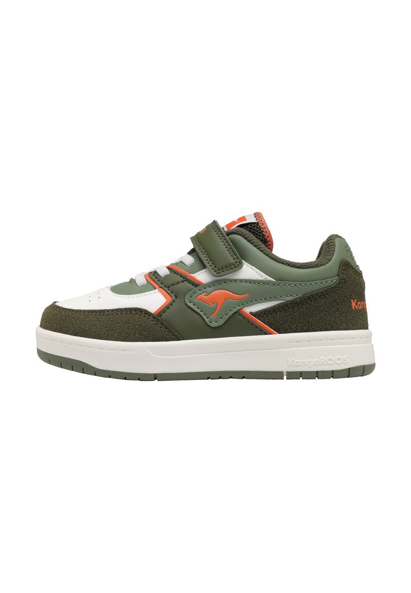 Grüner und weißer Sportschuh mit einem Klettverschlussriemen, Wildlederakzenten, strukturiertem Futter und orangen Details an der Seite. Weiche Gummisohle.