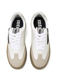 Witte en beige sneakers met een gladde synthetische bovenkant, vetersluiting, zwarte accenten en rubberen zolen met een gestructureerd oppervlak.