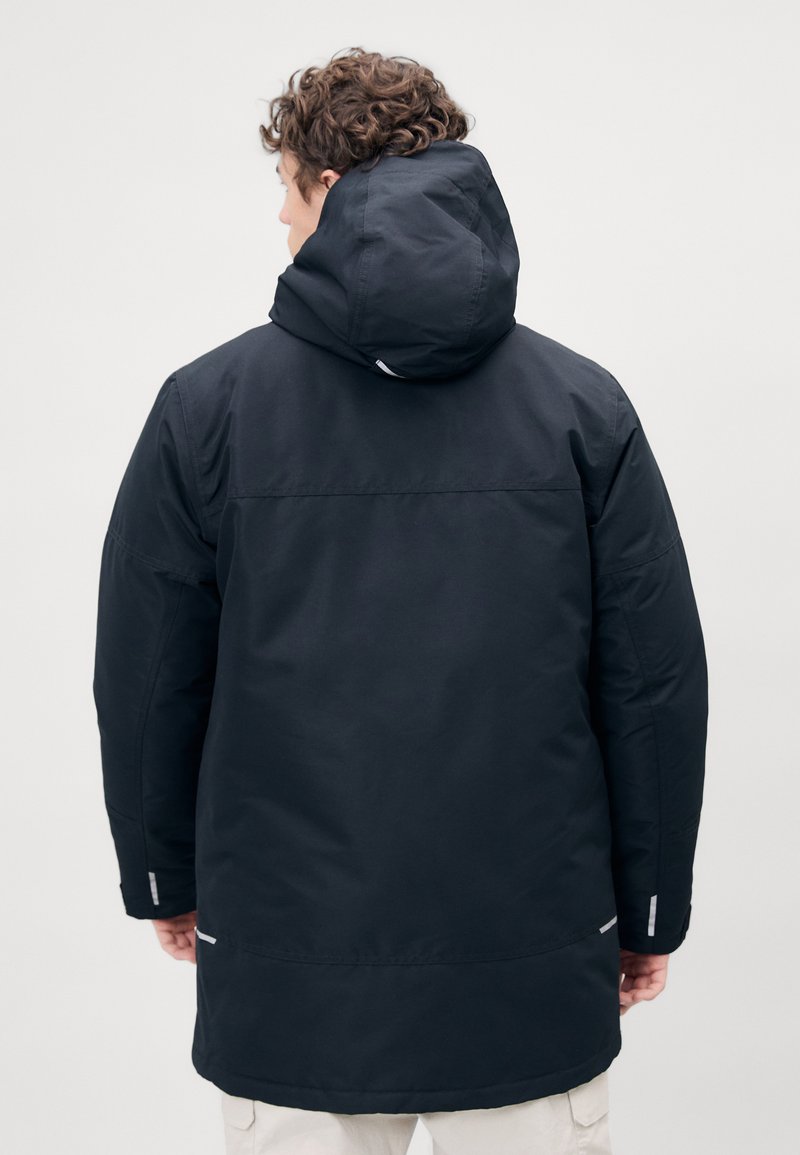 Zwarte, geïsoleerde jas met capuchon, met een gladde textuur, lange mouwen en reflecterende accenten op de manchet en de rug.