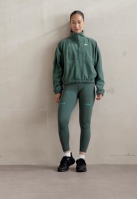 Nike Performance ONE  - Suéter de forro polar - vintage green/white