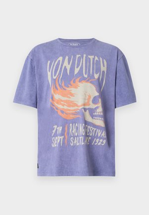 Tricou Van Dutch mov, cu grafică cu craniu în flăcări și text care face referire la un festival de curse datat din 7 septembrie 1929.