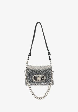 Borsa nera e argento con tracolla a catena, ricoperta di piccoli strass, con un ampio chiusura ovale sul davanti.