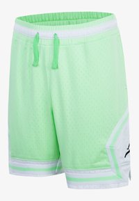 Světle zelené sportovní šortky s mřížkovou texturou, bílým elastickým pasem a černým logem na boku. Obsahují kontrastní bílé pruhy.