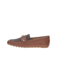 Mocassins en cuir brun avec une tige en tissu gris texturé, un accent doré, et une semelle en caoutchouc avec de petites protubérances pour l'adhérence.