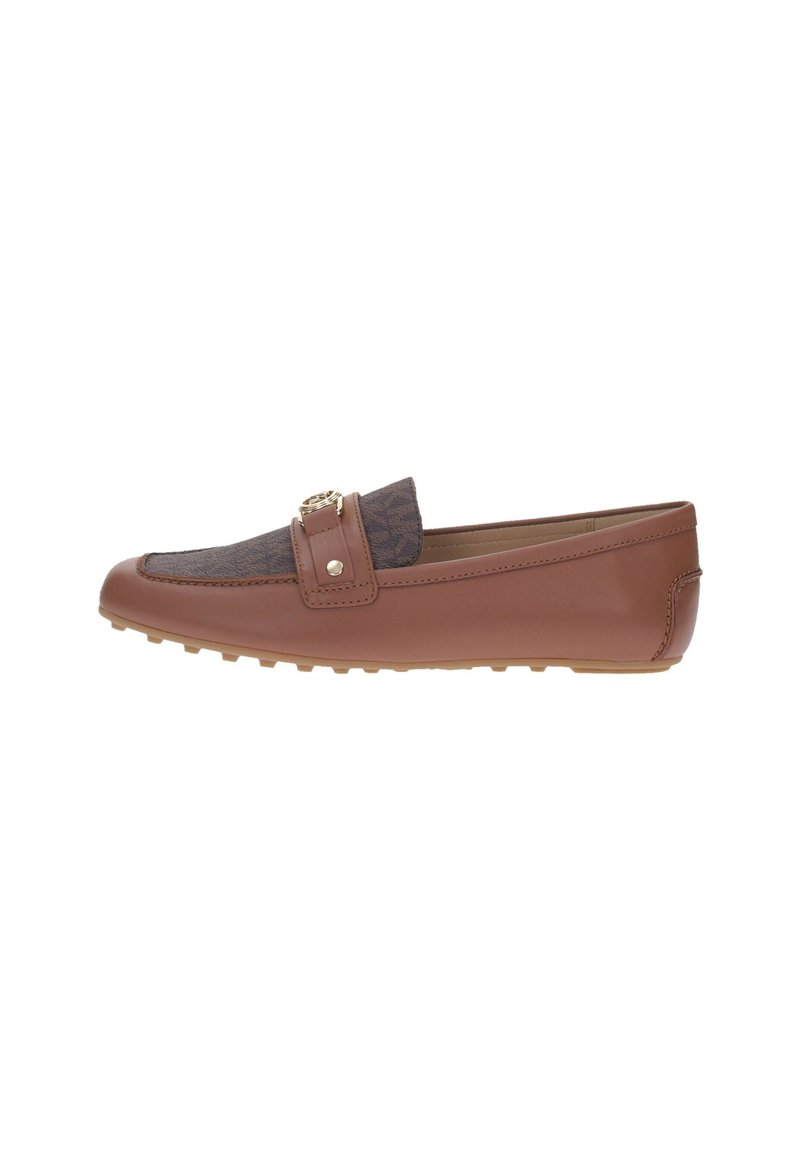 Mocassins en cuir brun avec une tige en tissu gris texturé, un accent doré, et une semelle en caoutchouc avec de petites protubérances pour l'adhérence.