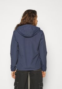 Navyblaues Kapuzenjacke mit einer glatten Textur, elastischen Bündchen und einem lässigen Schnitt, ausgestattet mit einem Rückeneinsatz und dezenten Nähdetails.
