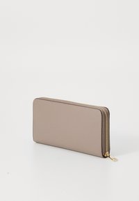 Ritstas in licht taupe faux leer, rechthoekige vorm, gestructureerd oppervlak, met gouden hardware en een slank ontwerp.