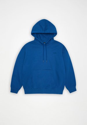 Modrá mikina s kapucňou s klokaním vreckom na prednej strane a sťahovacou šnúrkou na kapucni, položená na bielom pozadí.