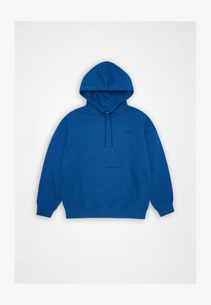 Modrá mikina s kapucňou s klokaním vreckom na prednej strane a sťahovacou šnúrkou na kapucni, položená na bielom pozadí.