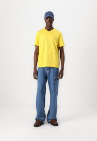 Tommy Hilfiger ESSENTIAL V NECK - Basic T-shirt - morningside yellow