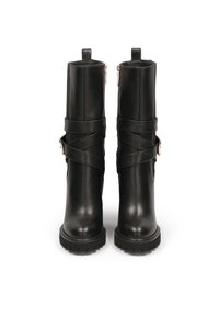Botines de cuero negro con un acabado liso, que presentan correas cruzadas, cierres de cremallera y suelas de goma texturizada para mayor agarre.