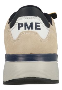 Beige suède sneaker met een marineblauwe rubberen zool. Heeft witte accenten en de letters "PME" in marineblauw op de achterkant. Gestructureerd oppervlak.