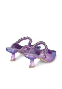 Zapatos slingback iridiscentes morados con punta redondeada, tacón corto y cónico, y una correa decorativa de cuentas en la parte posterior.