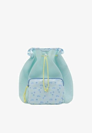 Svetlo modra mrežasta torba z vrvico za zavezovanje in majhnim žepkom z zadrgo, okrašenim z vzorci modrih avtomobilov in palm ter rumenimi vrvicami za zavezovanje.