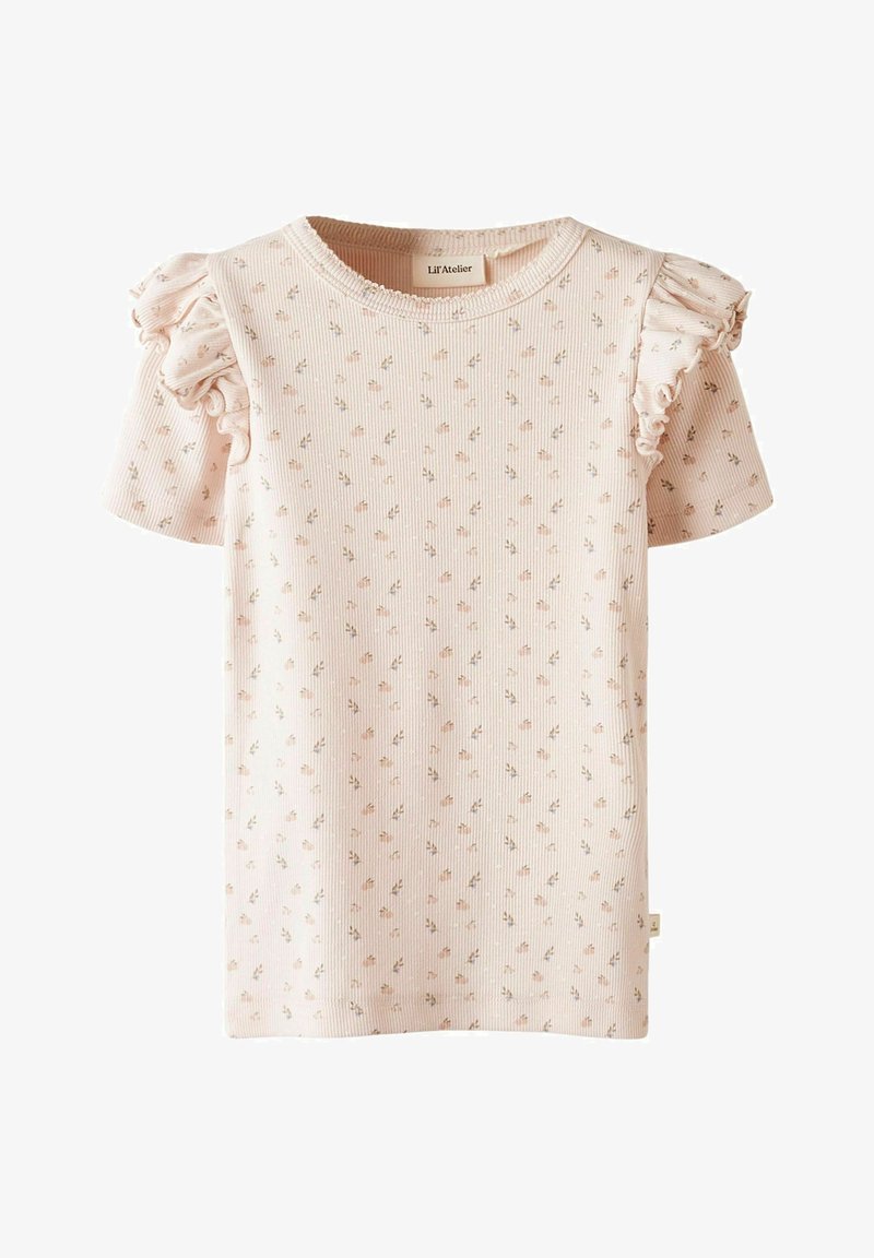 Ljust rosa ribbad t-shirt med korta volangärmar, prydd med små blommönster i beige och gröna nyanser. Lappen är synlig vid halsringningen.