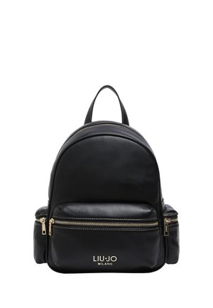 Sac à dos en cuir noir avec fermetures éclair dorées, poches avant et latérales, et logo "Liu Jo Milano" doré sur la poche avant.