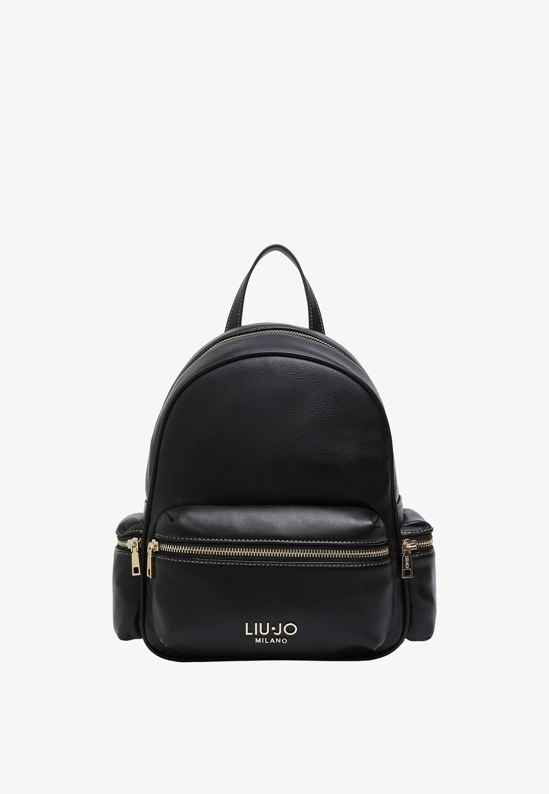 Sac à dos en cuir noir avec fermetures éclair dorées, poches avant et latérales, et logo "Liu Jo Milano" doré sur la poche avant.