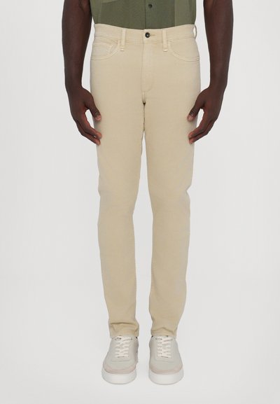 Beige katoenen broek met een slim fit, vijf zakken ontwerp en een knoopsluiting. De voorkant heeft zichtbare stiksels en een gladde textuur.