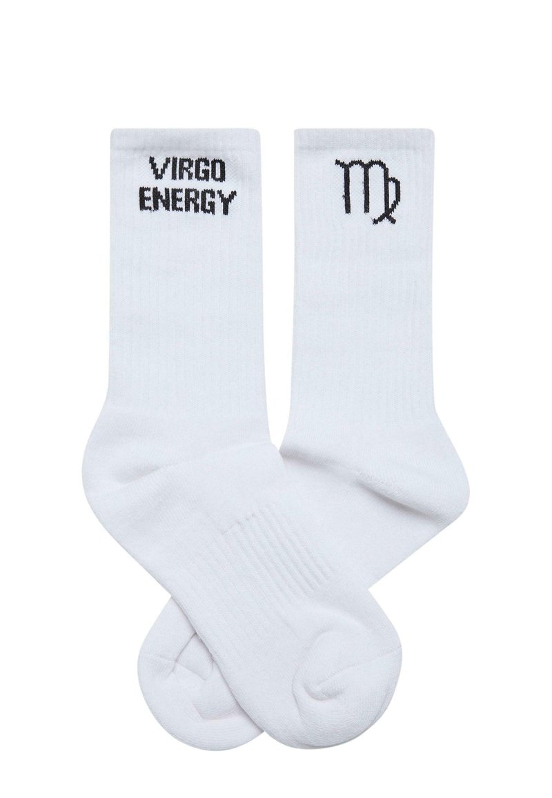 Hvite bomullscrew-sokker med svart tekst: "VIRGO ENERGY" på den ene sokken og et Virgo astrologisk symbol på den andre.