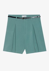 Shorts plissés en tissu vert doux, avec une ceinture noire à boucle ronde, et une coupe droite pour un look ajusté.