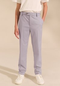 Pantaloni lavandă deschisă confecționați din țesătură, având croială dreaptă a piciorului, buzunare laterale și închidere cu fermoar și nasture.