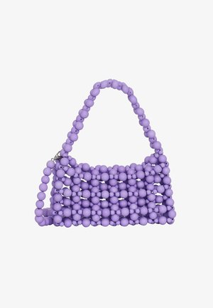 Fioletowa torebka na koralikach o zorganizowanej strukturze, z okrągłymi koralikami i krótkim uchwytem. Teksturowana powierzchnia i srebrne akcenty.