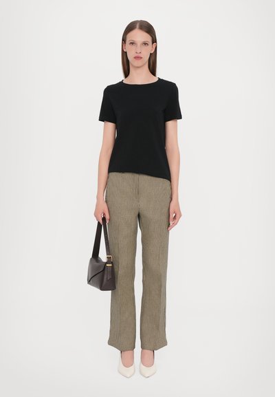 Schwarzes kurzärmeliges Oberteil, strukturierte beige karierte Hose, cremefarbene spitze Absatzschuhe, braune Handtasche mit Umhängegurt, minimalistisches Design.