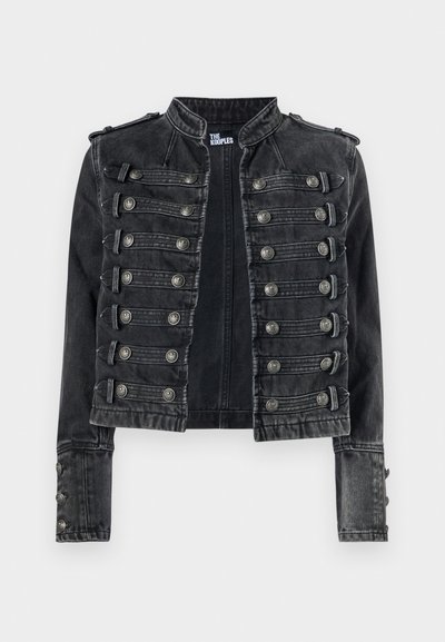 Sort denim militærjakke med dekorative sølvknapper og mandarin-krave, med vandrette stropdetaljer foran.