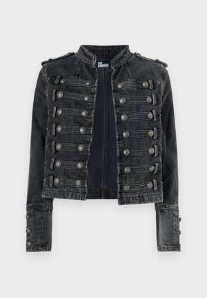 Črna denim vojaška jakna s dekorativnimi srebrnimi gumbi in mandarinskim ovratnikom, ki ima vodoravne pasove na sprednji strani.