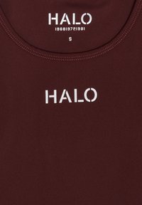Maroon ärmlös topp gjord av mjukt tyg, med en vit "HALO" logotryck och subtila sömnadsdetaljer. Storleksmärkning anger "S."