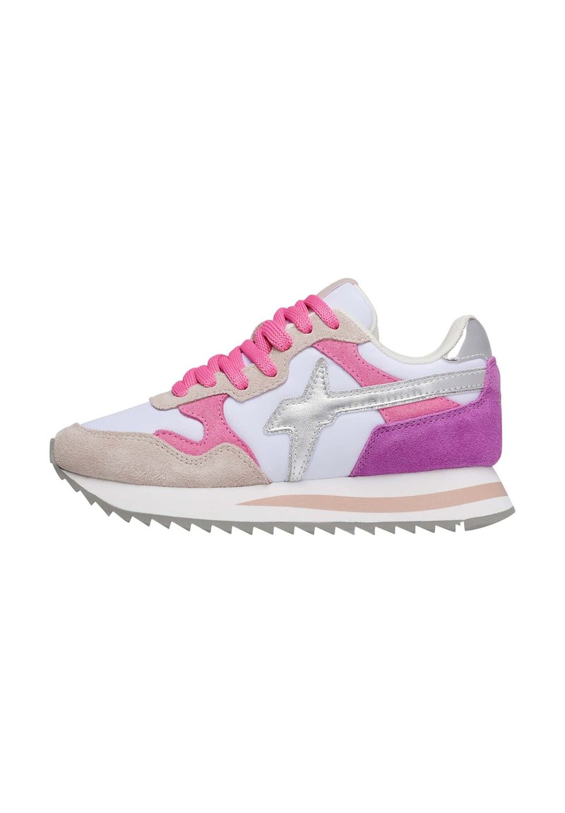 Sneaker bianca con accenti rosa, realizzata in materiali scamosciati e sintetici, con un logo argentato e una suola in gomma testurizzata.