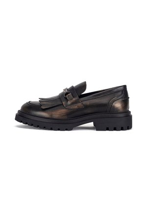 Schwarze Leder-Loafers mit glänzender Oberfläche, dekorativem Fransenbesatz, flacher Gummisohle mit Grip-Rillen und dezenten Hardware-Akzenten.